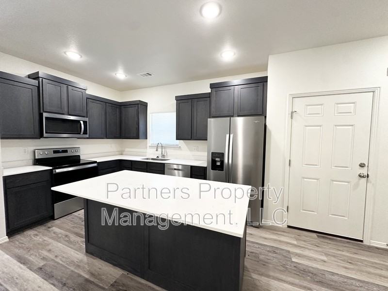 821 S Benchmark Ln - Photo 2 of 16