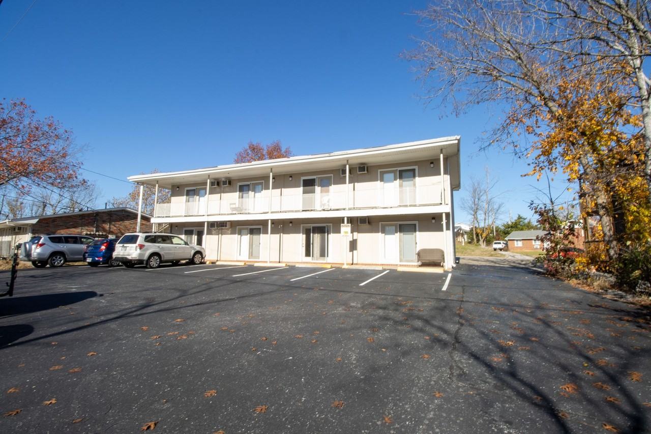 1032 Southpark Dr - Photo 3 of 8