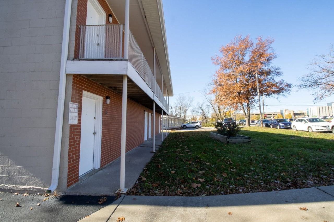 1032 Southpark Dr - Photo 5 of 8