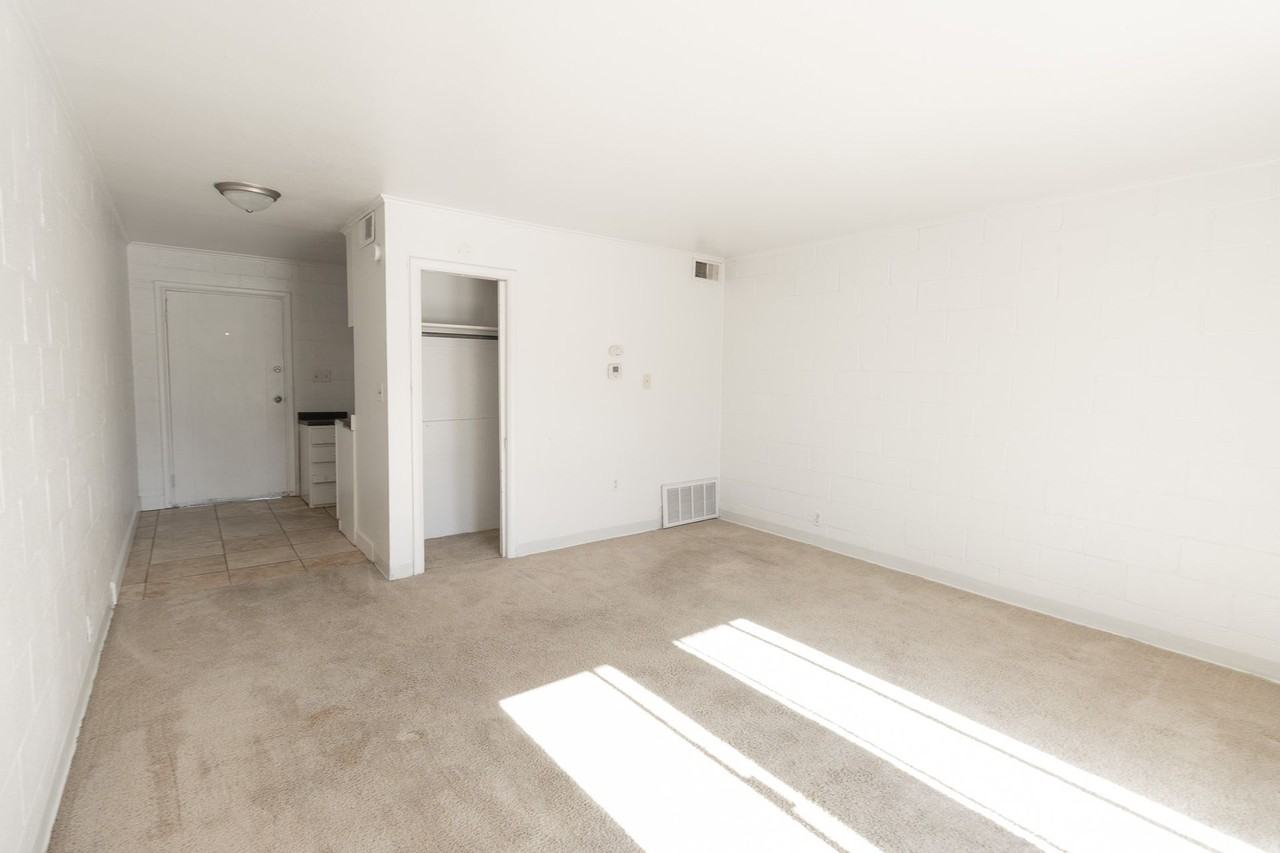 1032 Southpark Dr - Photo 7 of 8