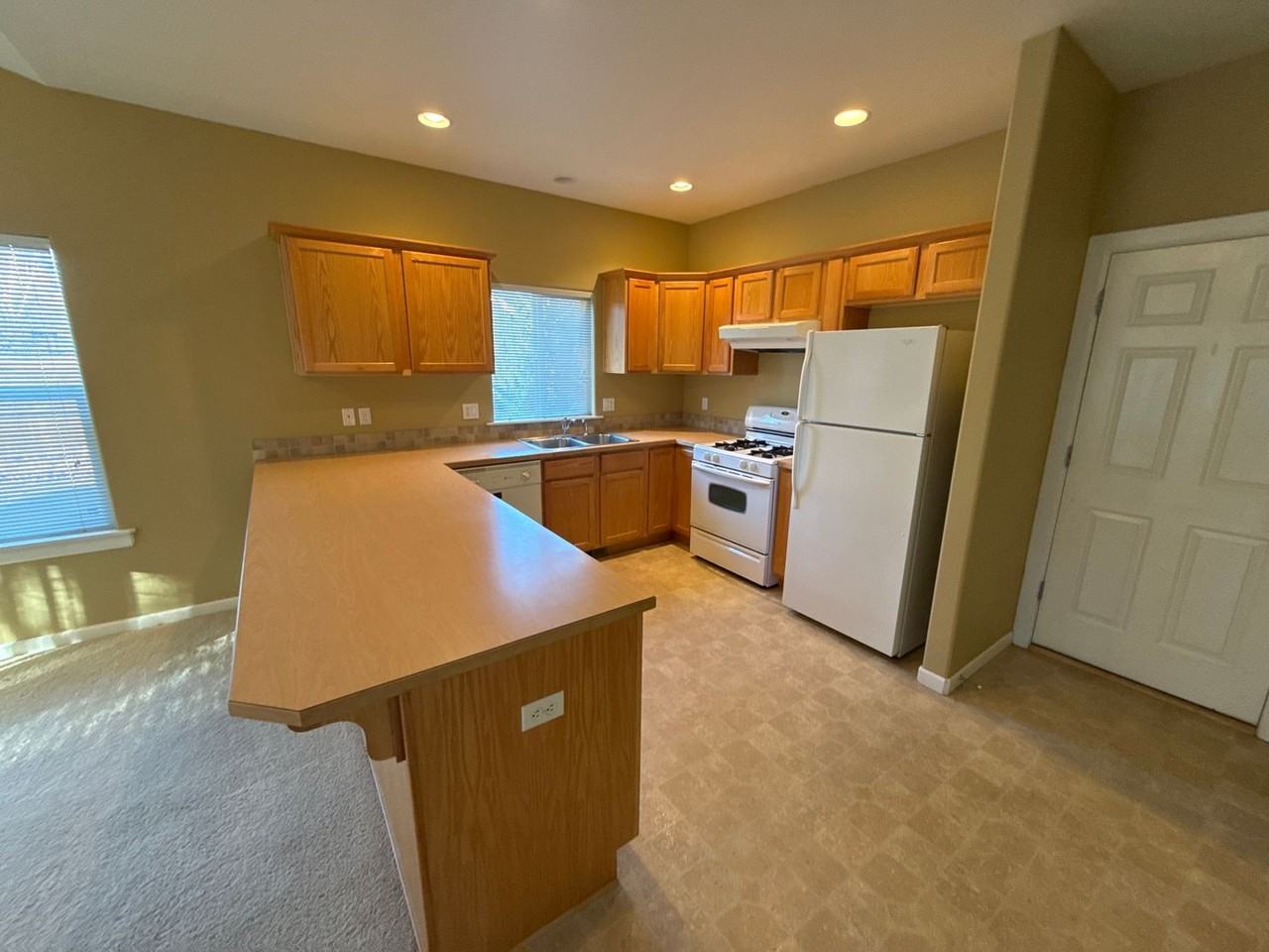 21183 Copperfield Ave - Photo 3 of 16