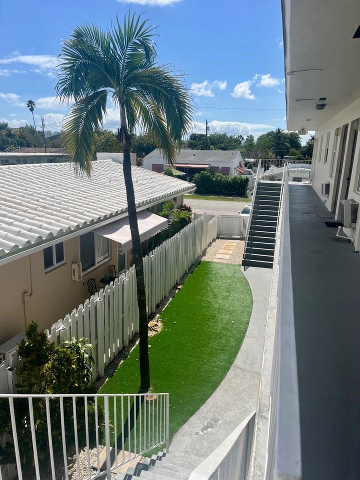 611 Northeast 5th Street #9 - Photo 3 of 8