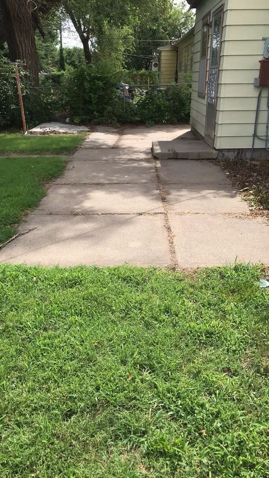 2208 28th St - Photo 2 of 9