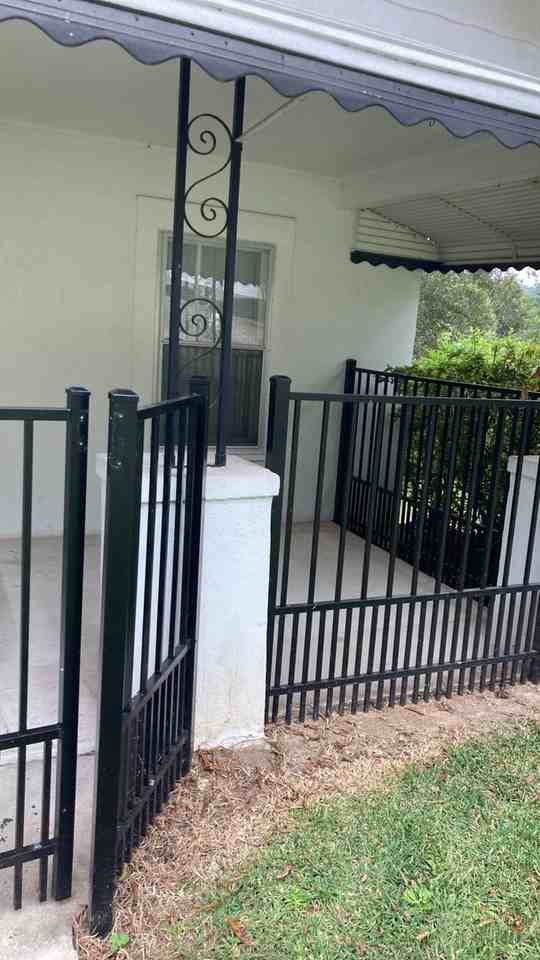 305 Dogwood Ave - Photo 2 of 10