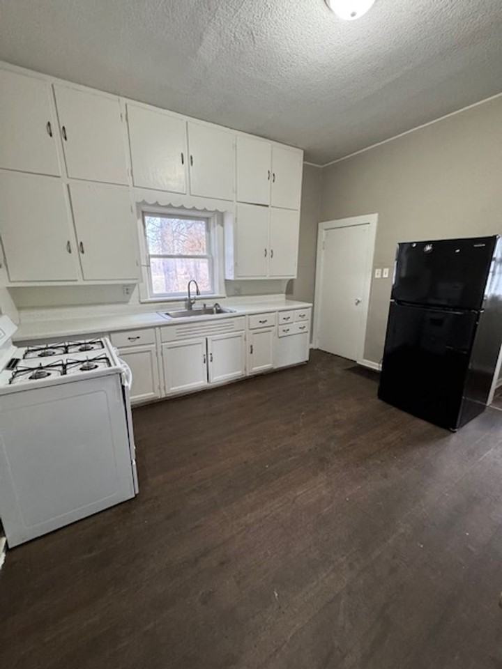 2701 Pennsylvania St - Photo 3 of 6