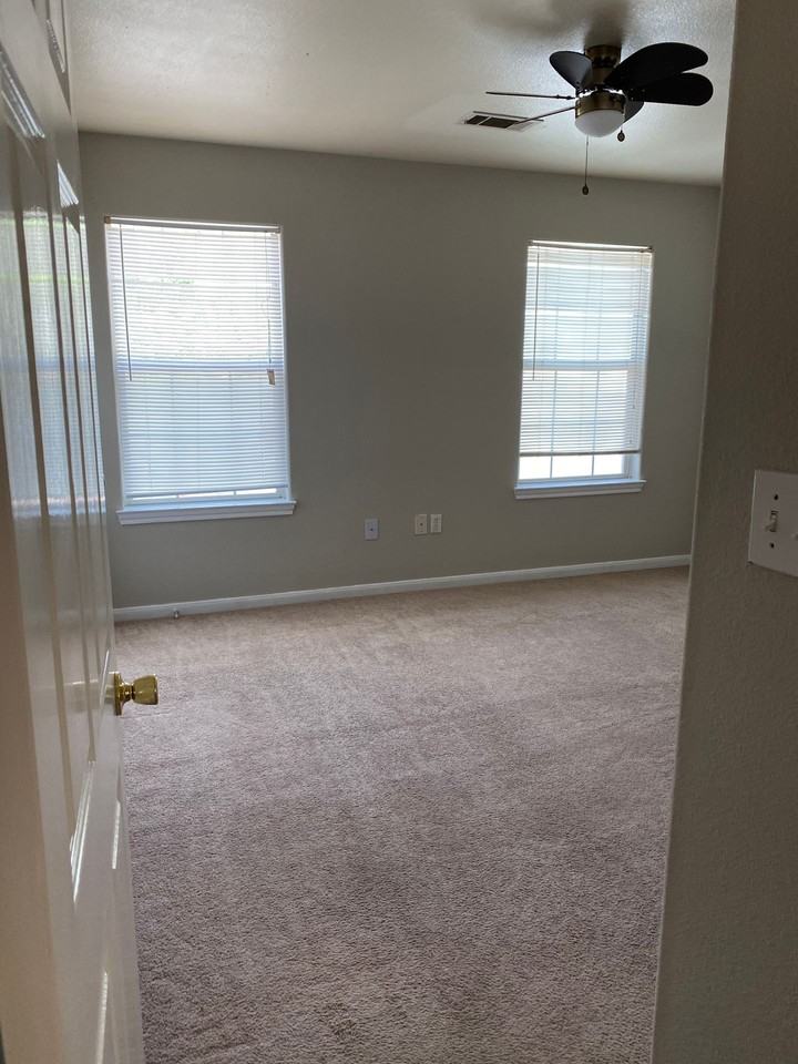 Duplex For Lease - Photo 4 of 49
