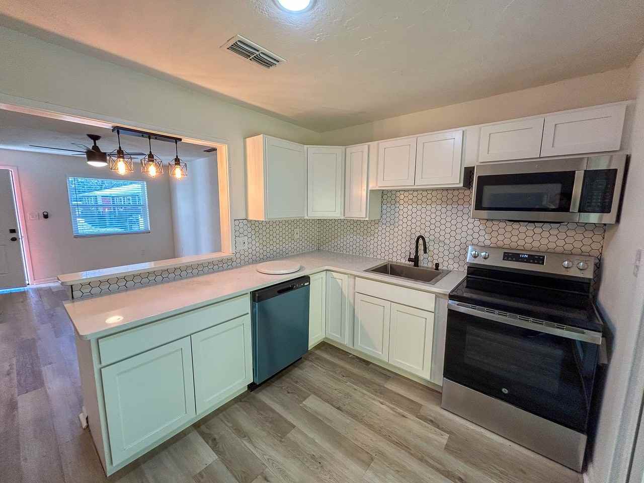 414 Se 8th St - Photo 5 of 15