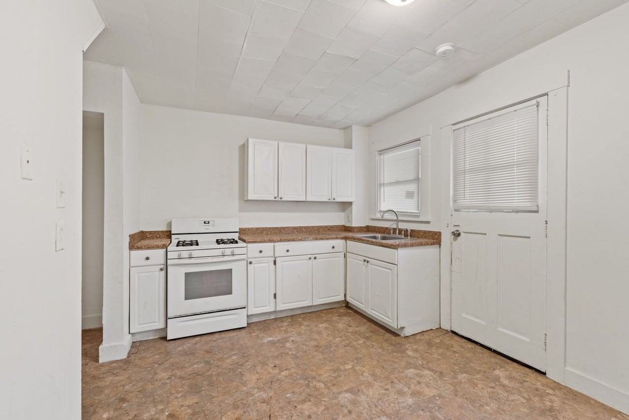 1042 N 6th St - Photo 3 of 23