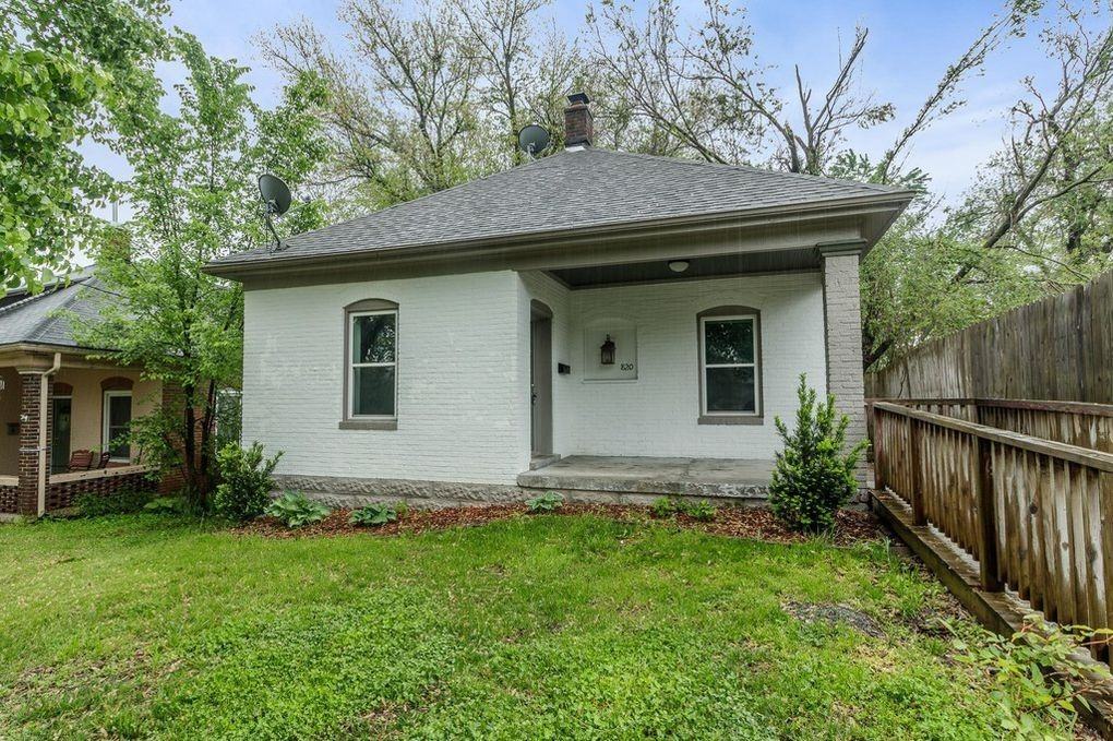 820 E Spring St - Photo 3 of 22