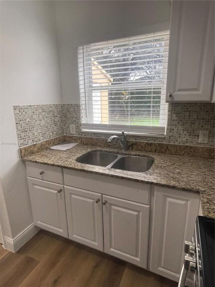 124 Ne 118th St - Photo 2 of 22