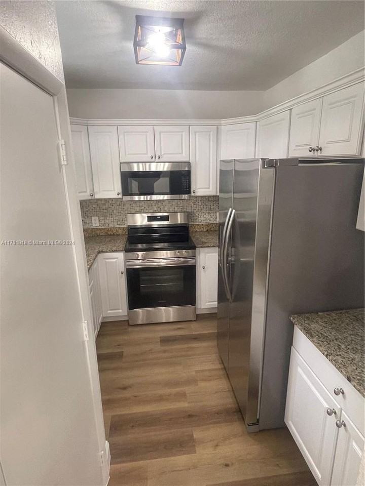 124 Ne 118th St - Photo 3 of 22