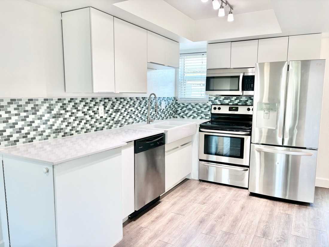 407 W 7th St #4 - Photo 4 of 38