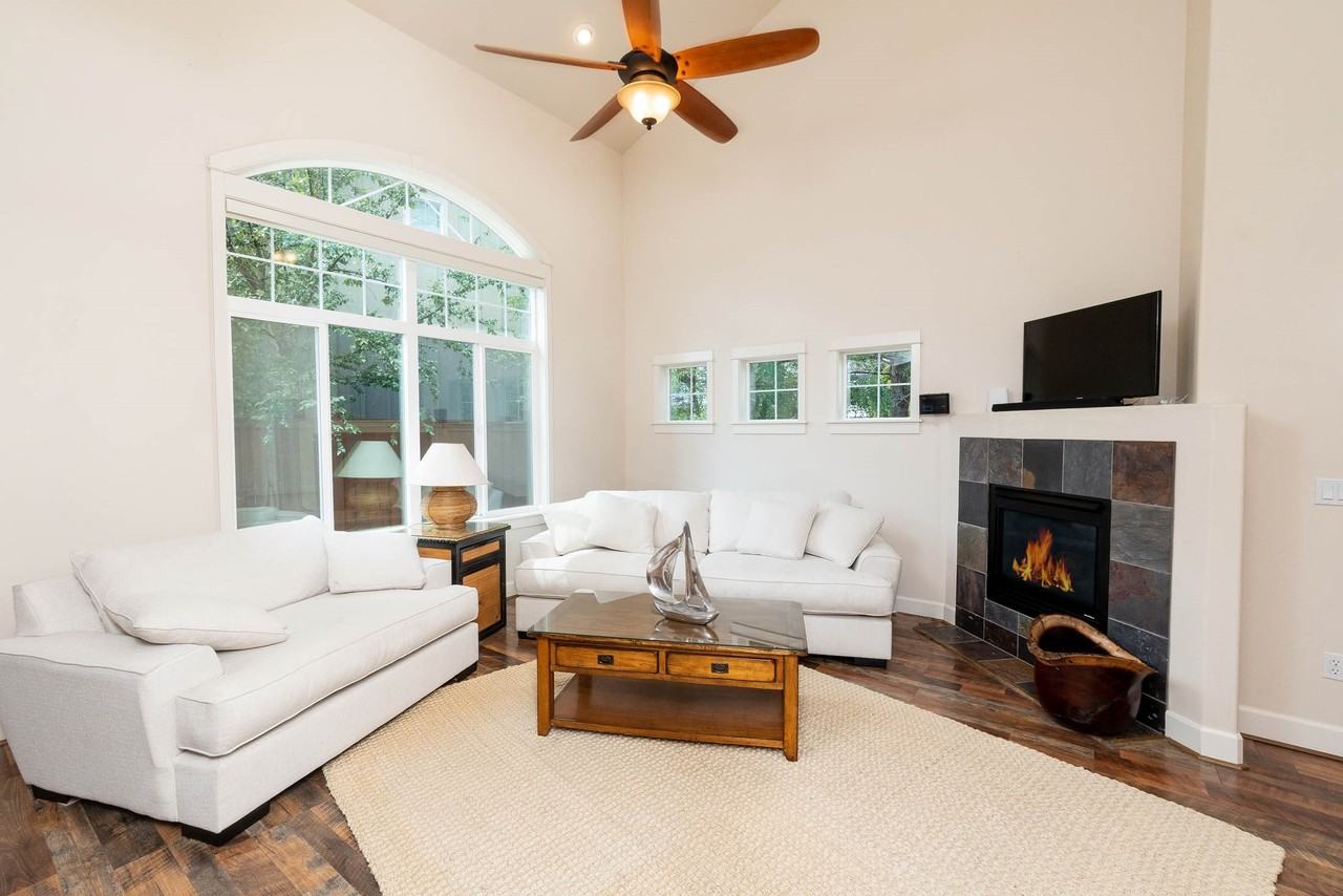 1076 Ne Parkview Ct #NA - Photo 2 of 37