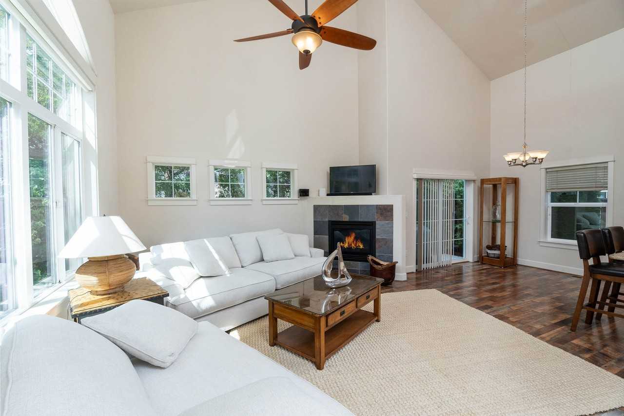 1076 Ne Parkview Ct #NA - Photo 5 of 37