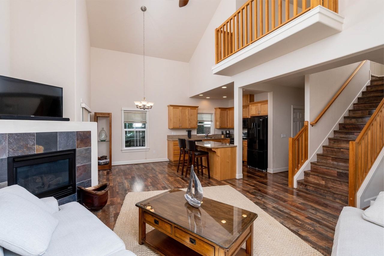 1076 Ne Parkview Ct #NA - Photo 4 of 37