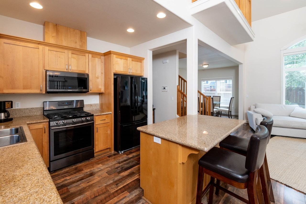 1076 Ne Parkview Ct #NA - Photo 6 of 37