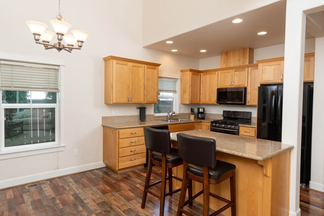 1076 Ne Parkview Ct #NA - Photo 7 of 37