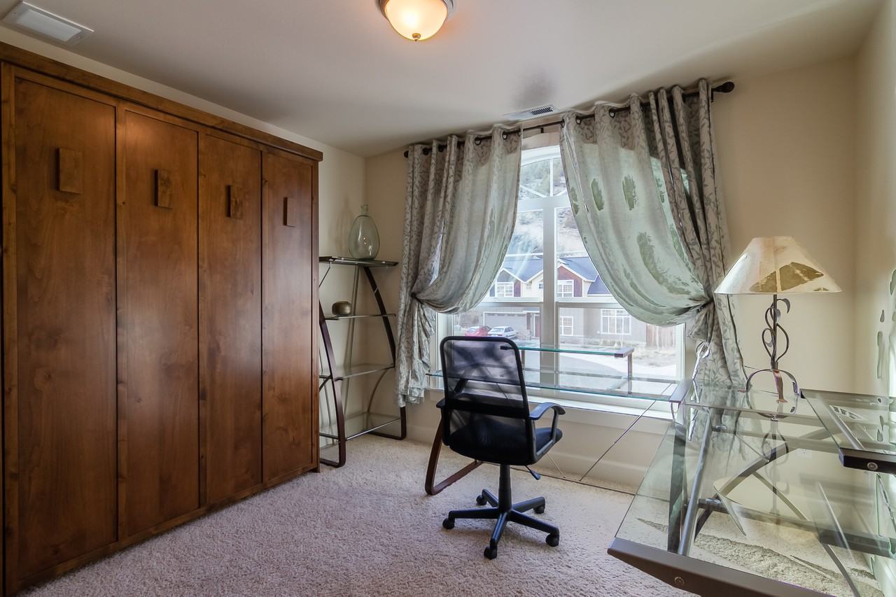 1076 Ne Parkview Ct #NA - Photo 3 of 33