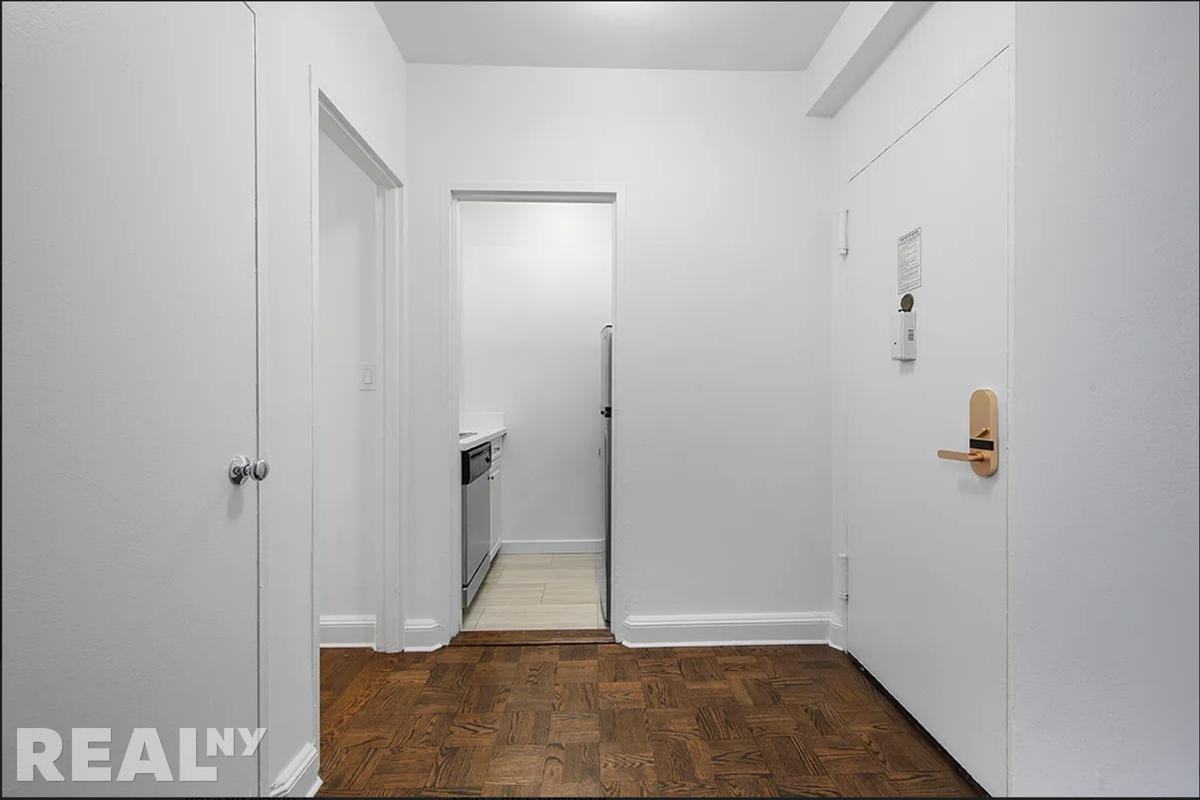 Park Ave #3G - Photo 3 of 5