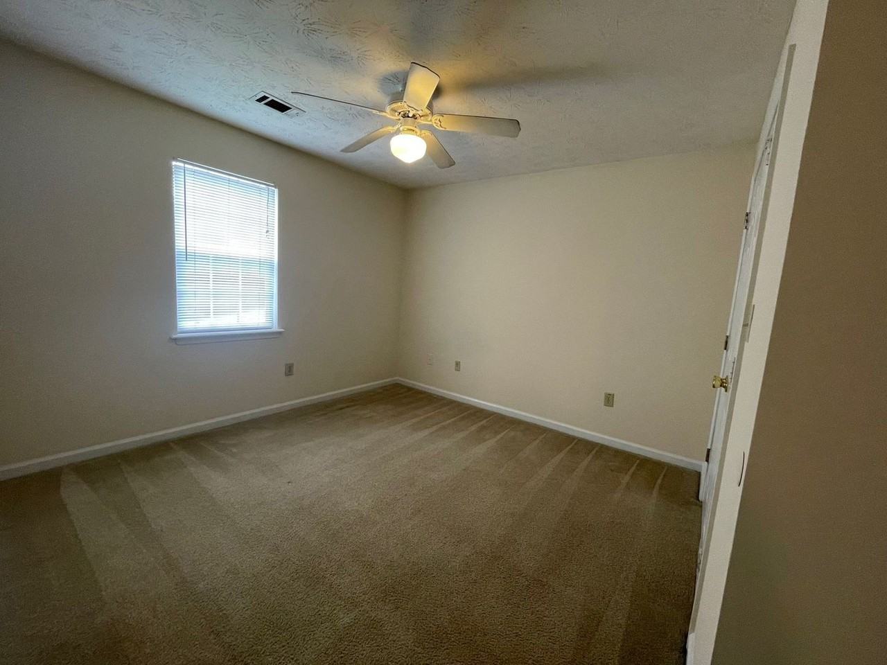 140 Hunters Run Rd - Photo 6 of 10