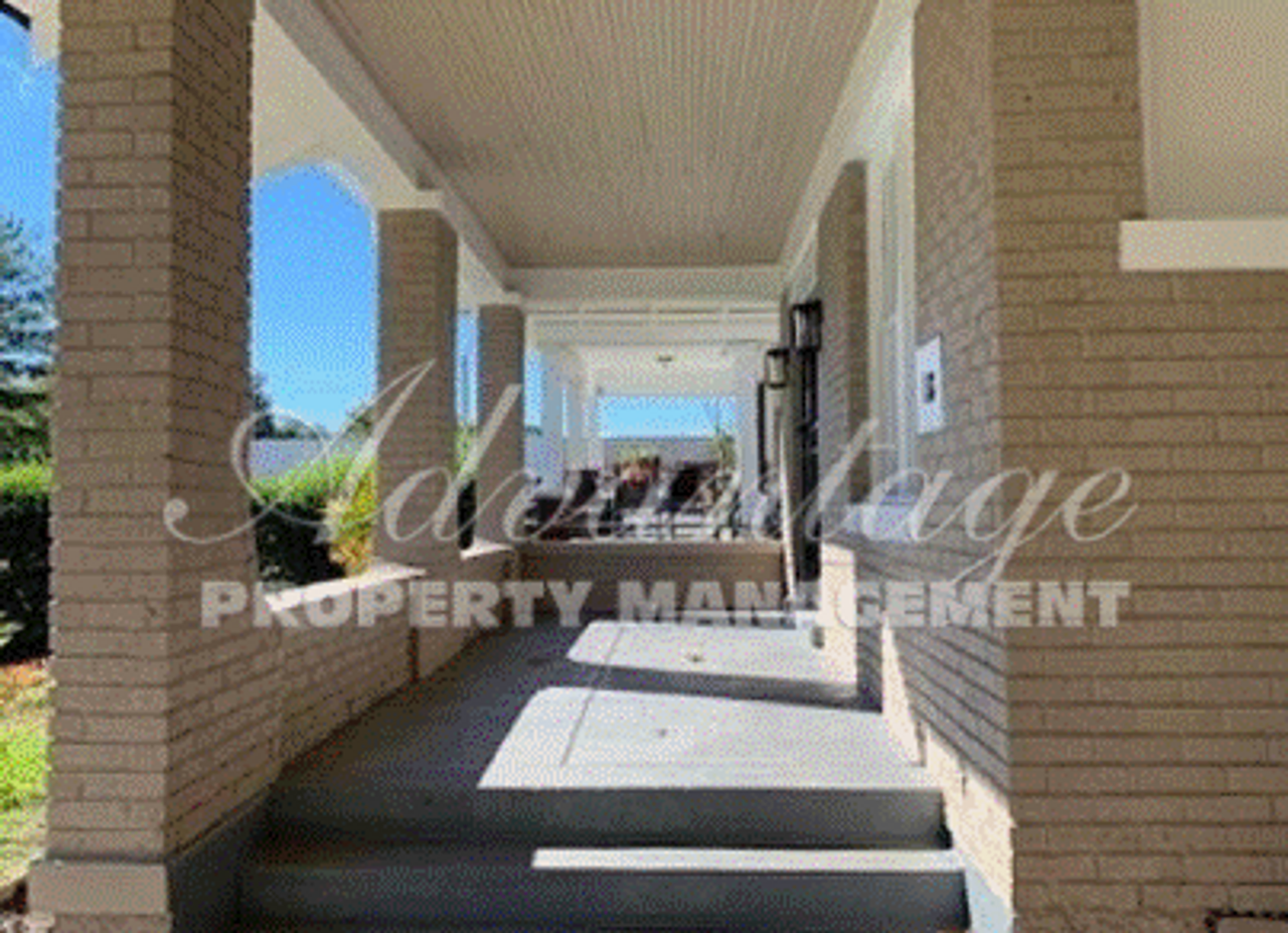 1036 Greenlaw Ave - Photo 3 of 13