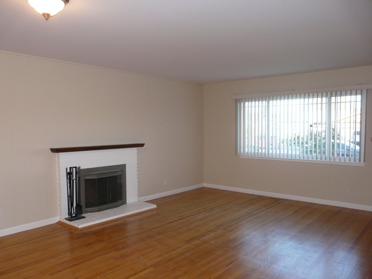 3283 Woodcrest Dr - Photo 3 of 8