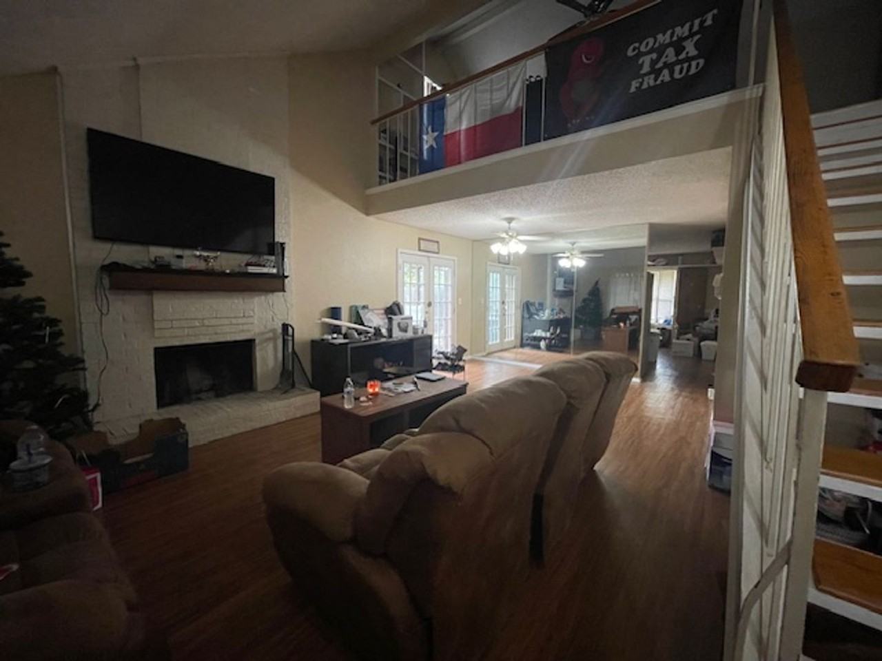 2209 Hollybush Ln - Photo 3 of 21