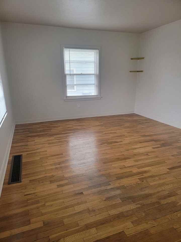1513 Evergreen St - Photo 2 of 16