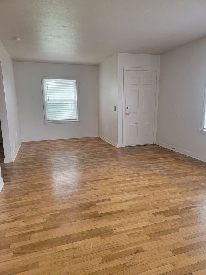 1513 Evergreen St - Photo 3 of 16