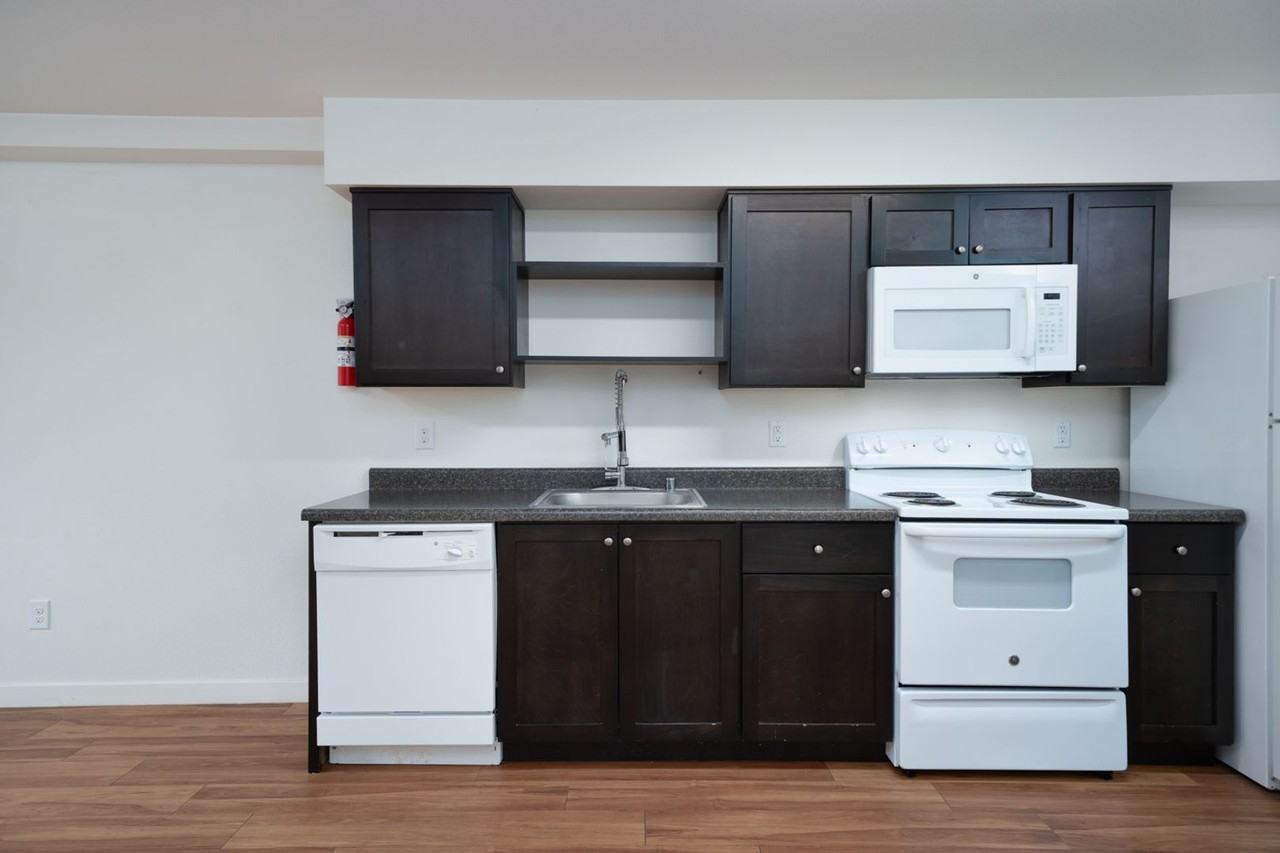 3 Bedroom 1.5 bath townhome! - Photo 6 of 30