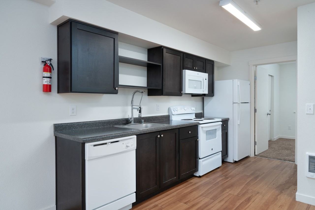 3 Bedroom 1.5 bath townhome! - Photo 7 of 30