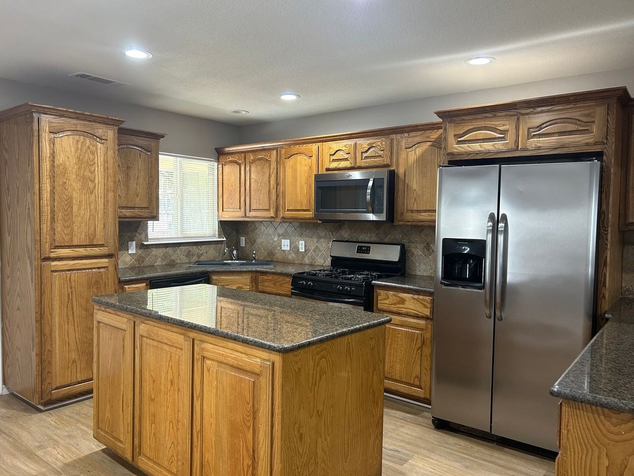 2940 S Hills Ave - Photo 3 of 8