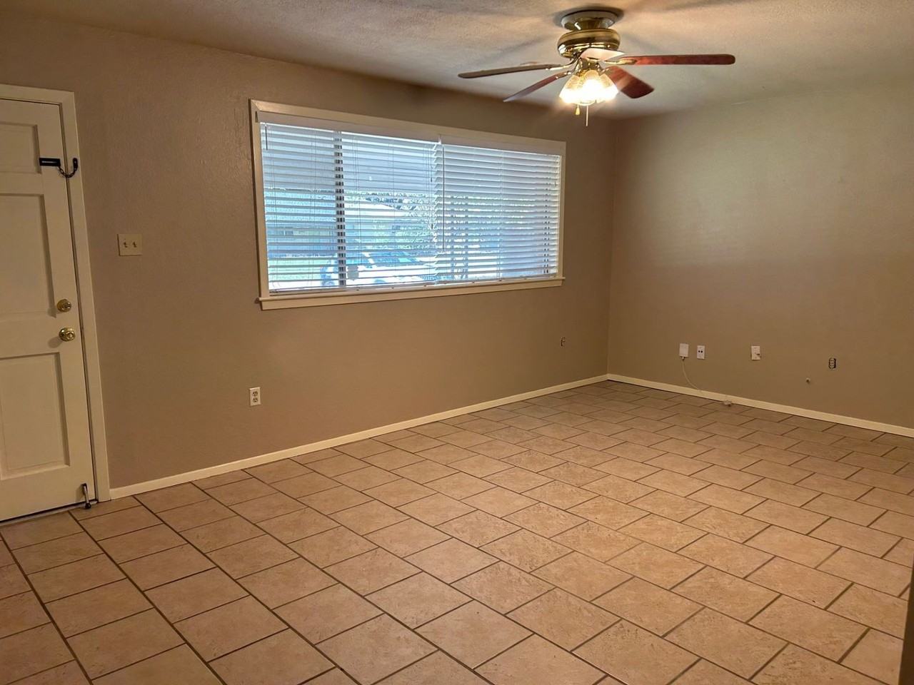 2425 Seracedar Dr - Photo 5 of 19