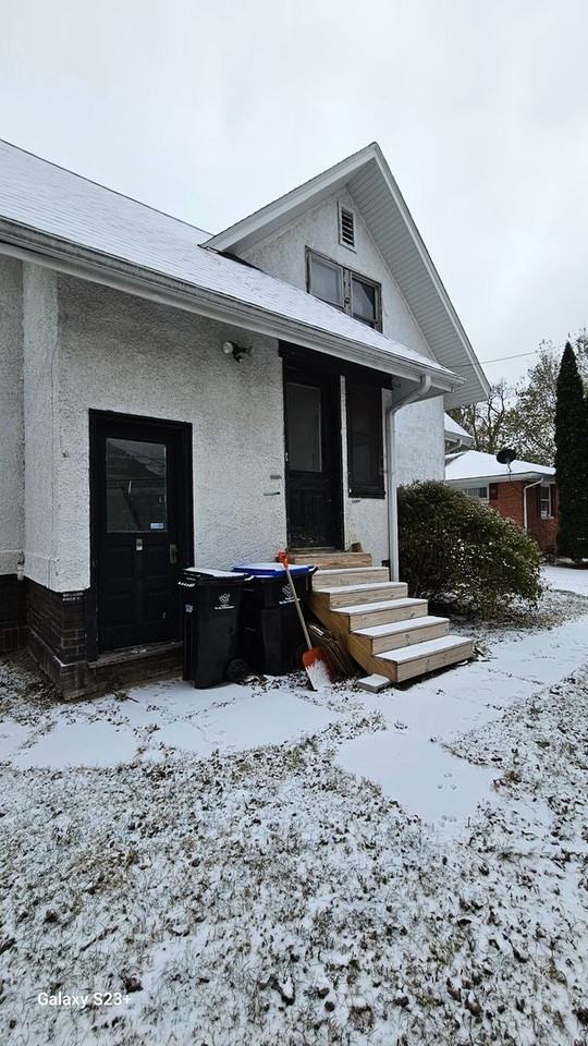 1007 Low St - Photo 3 of 16