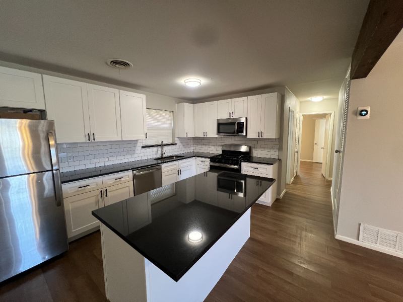 1623 Parkdale Dr - Photo 2 of 19