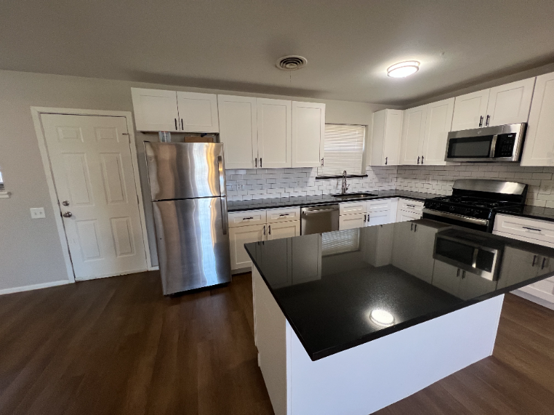 1623 Parkdale Dr - Photo 3 of 19