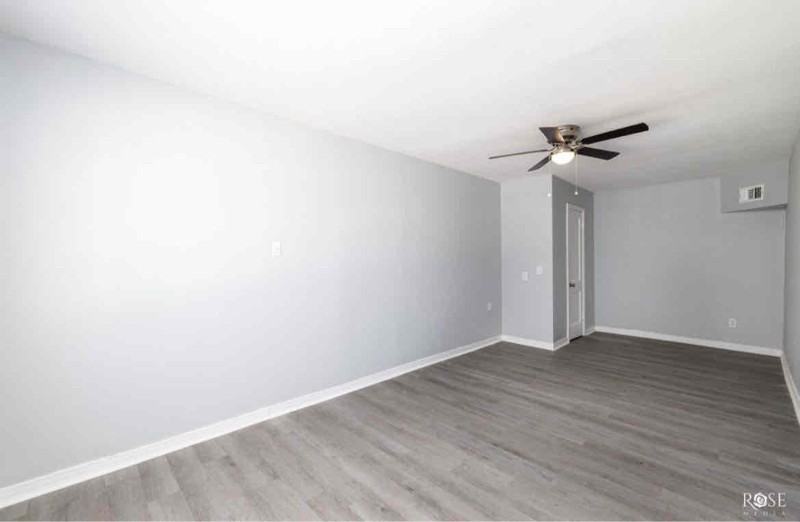 912 N Monroe St - Photo 5 of 18