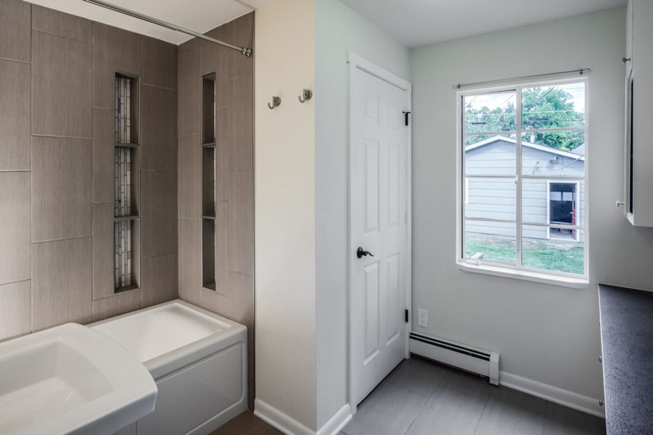 2021 Pine St - Photo 6 of 50