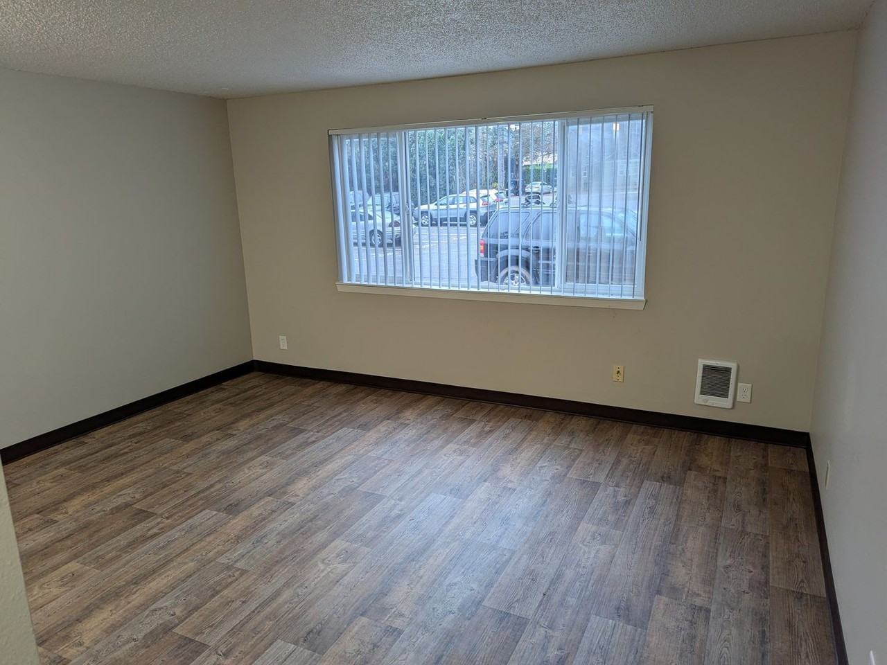5200 Windsor Island Rd N - Photo 6 of 31