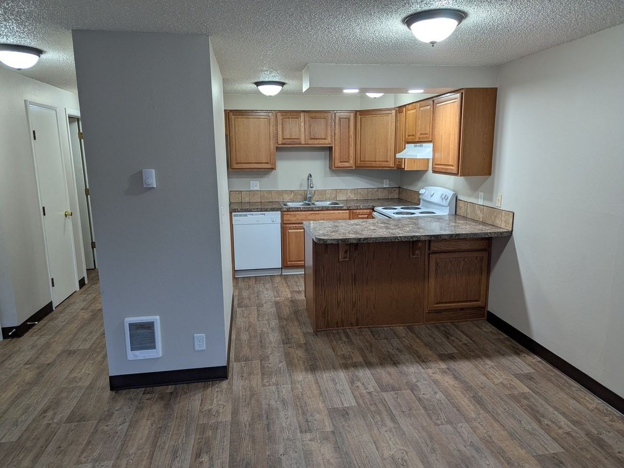 5200 Windsor Island Rd N - Photo 7 of 31
