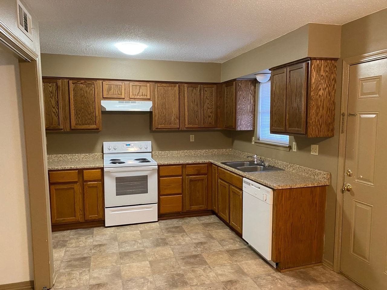 3314 E 4th St - Photo 4 of 10