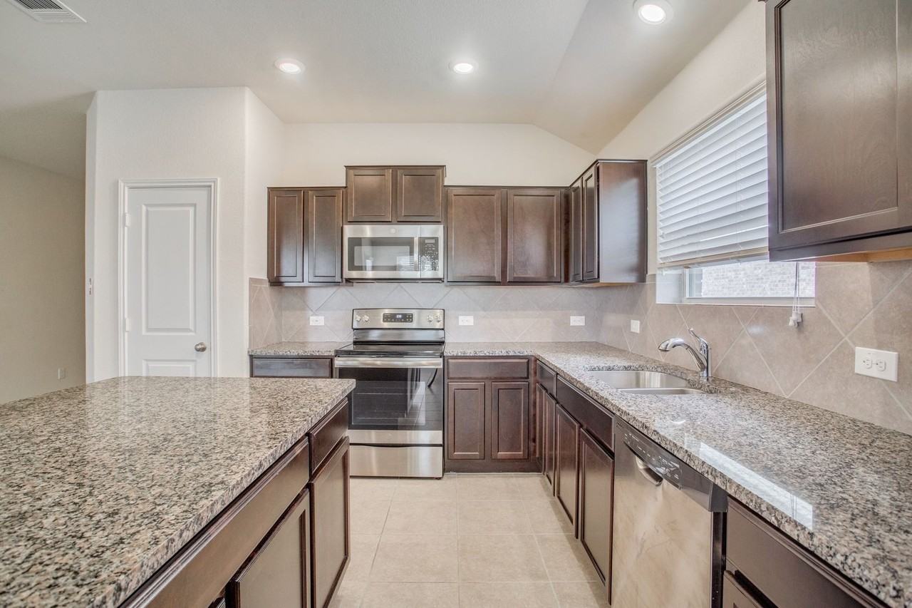 705 Heritage Grove Rd - Photo 4 of 26