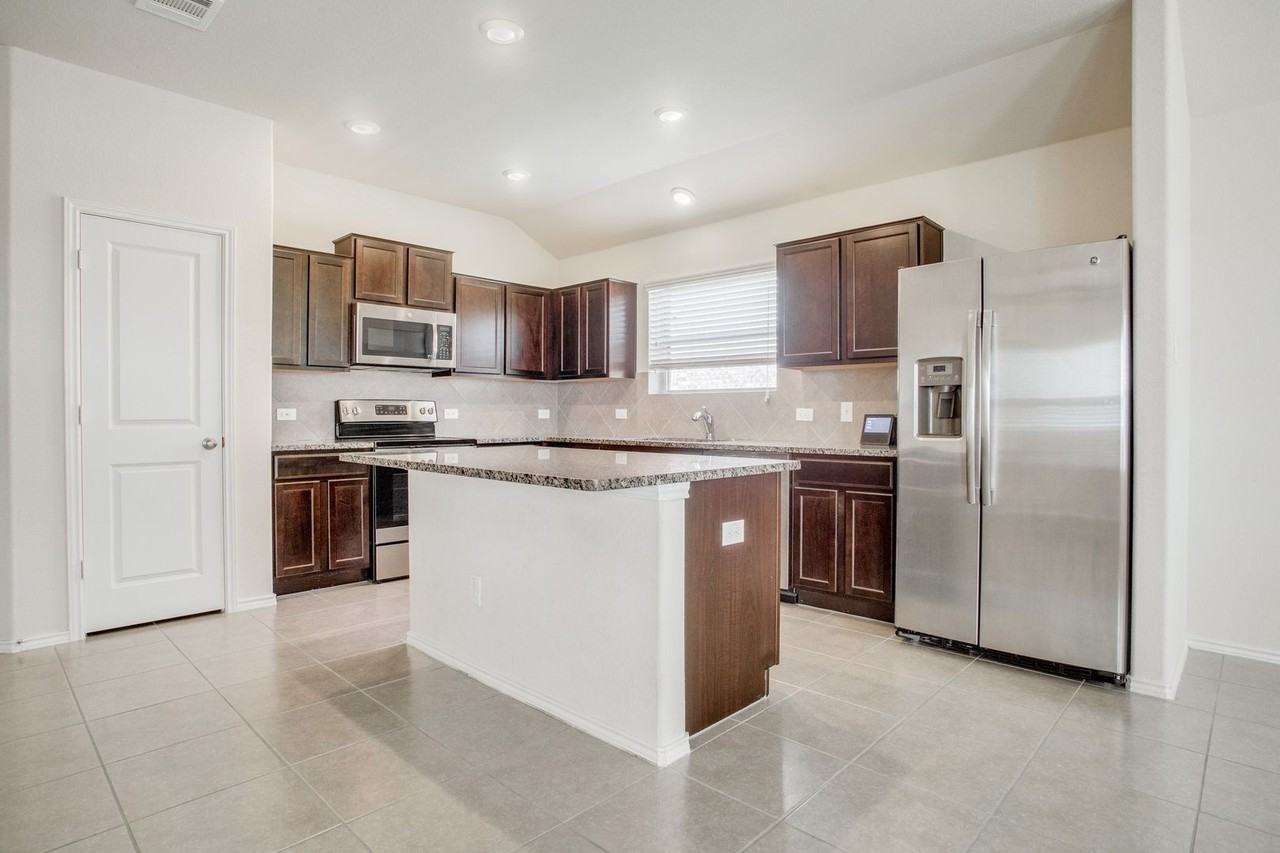 705 Heritage Grove Rd - Photo 5 of 26