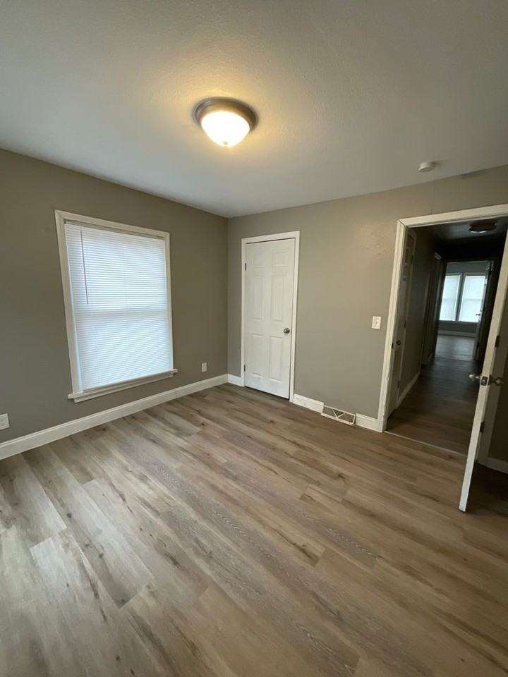 502 W 9th St - Photo 4 of 18