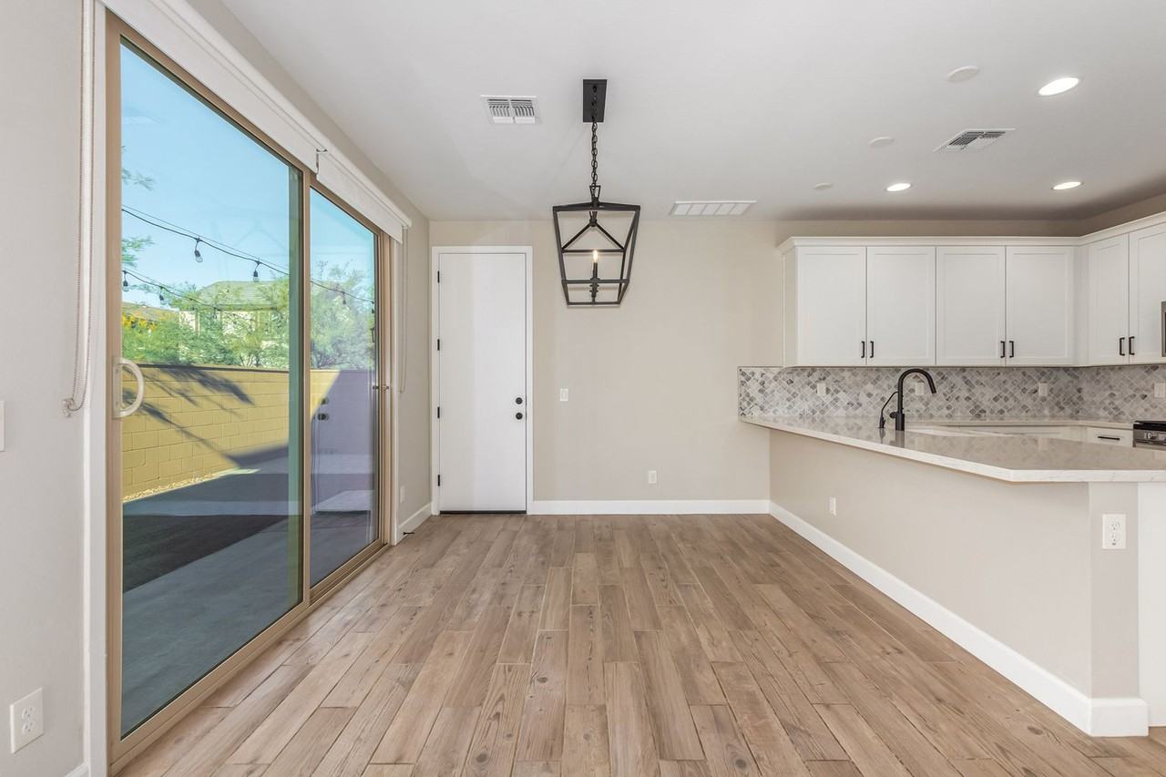 2026 W Desert Hollow Dr - Photo 5 of 28