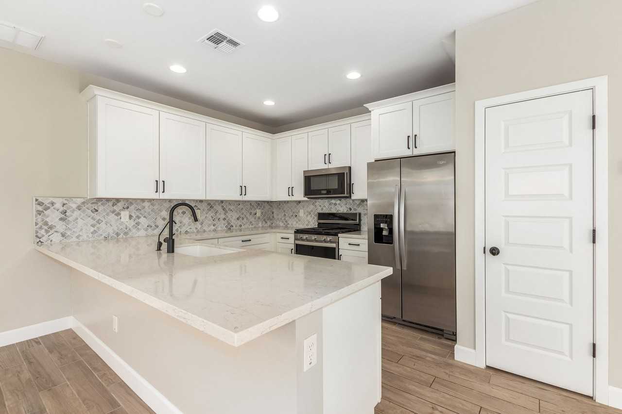 2026 W Desert Hollow Dr - Photo 6 of 28