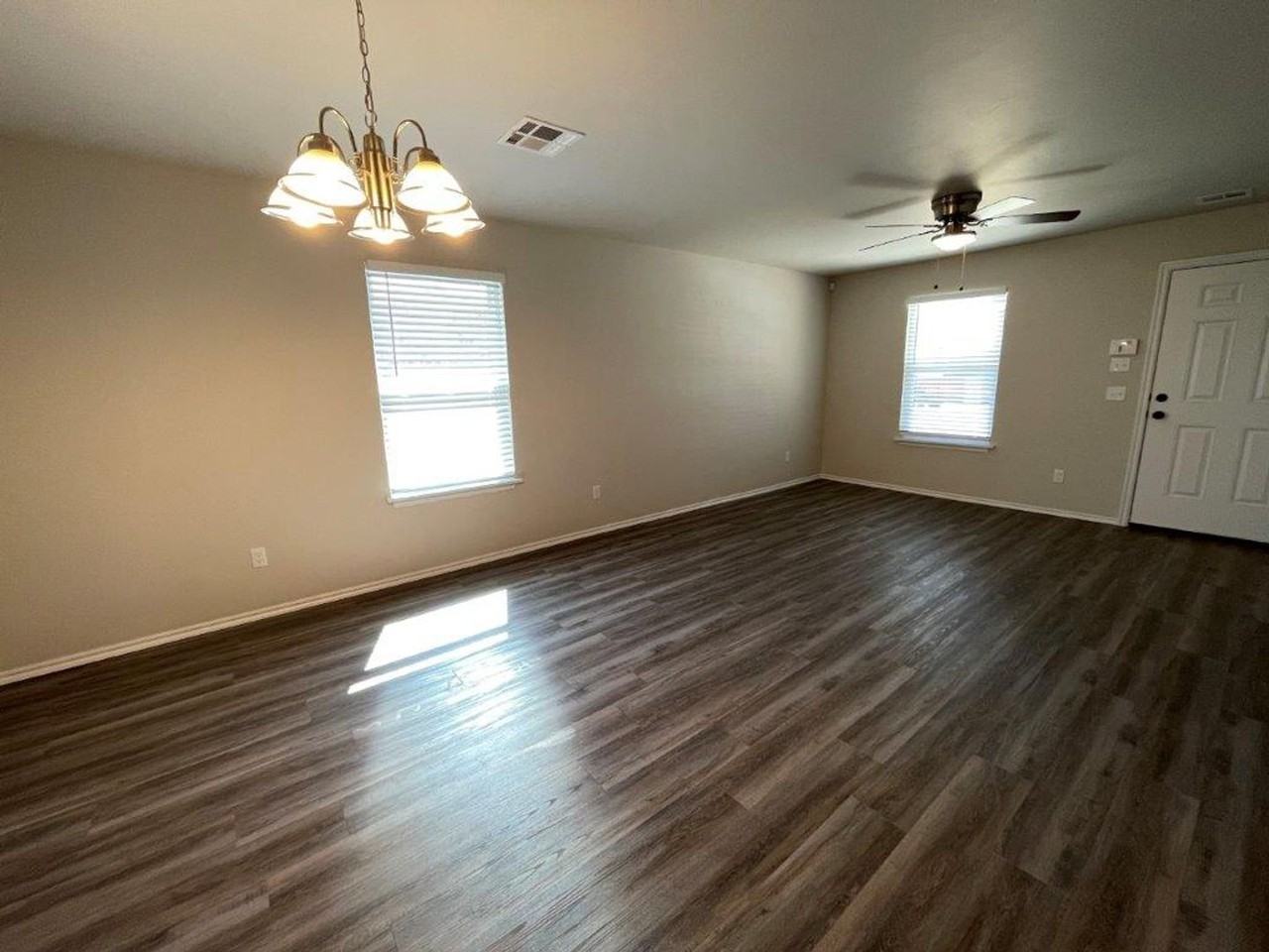 532 Parkhill Cir - Photo 3 of 10