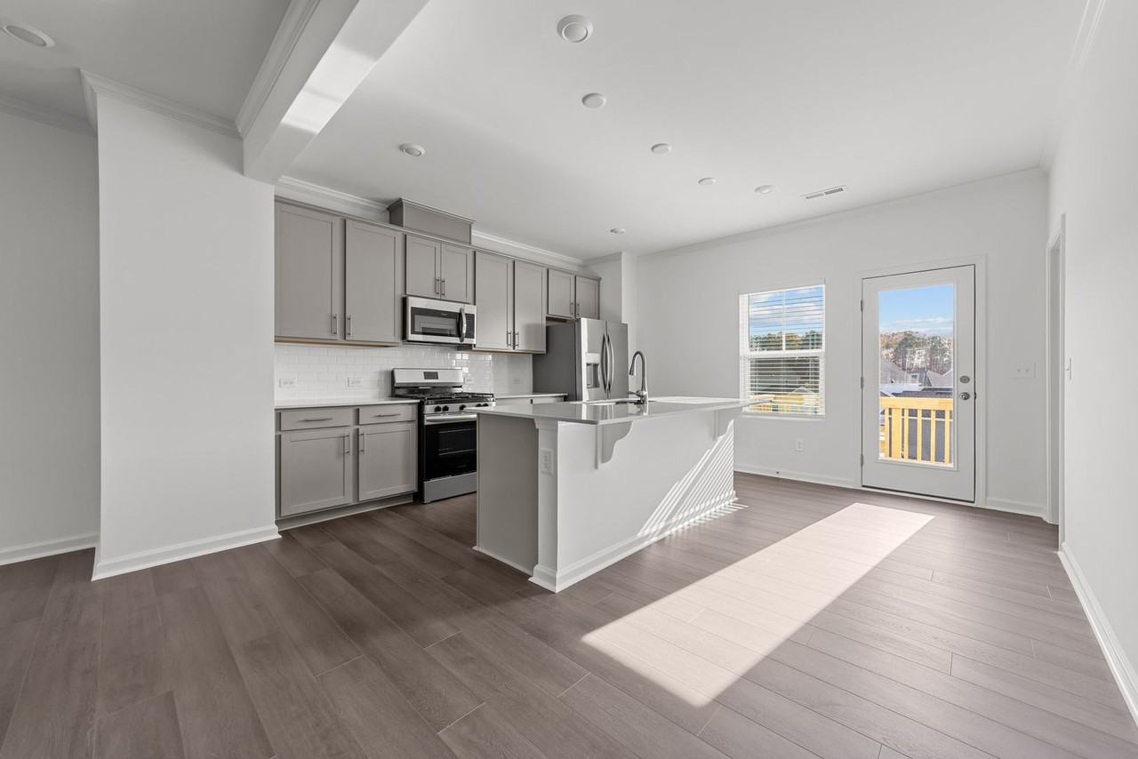 825 Basswood Glen Trl - Photo 4 of 32