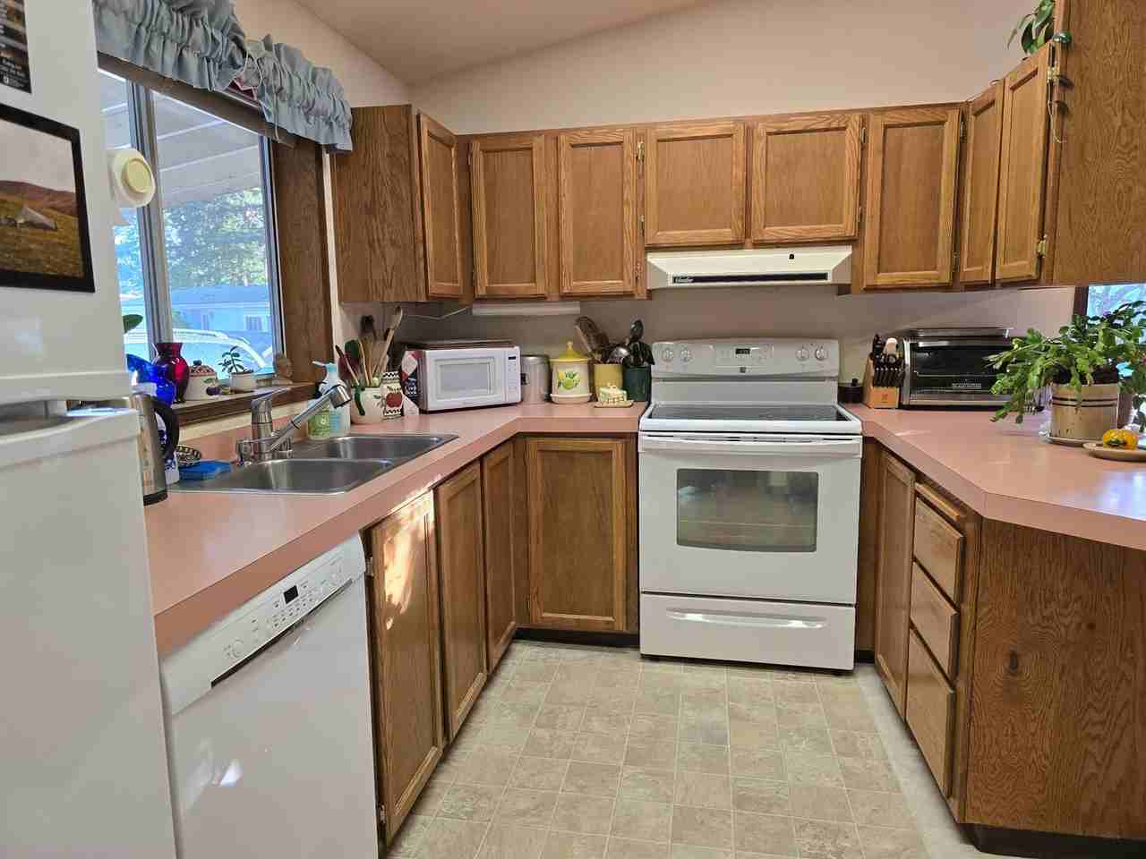 2130 Victoria Ave - Photo 3 of 23