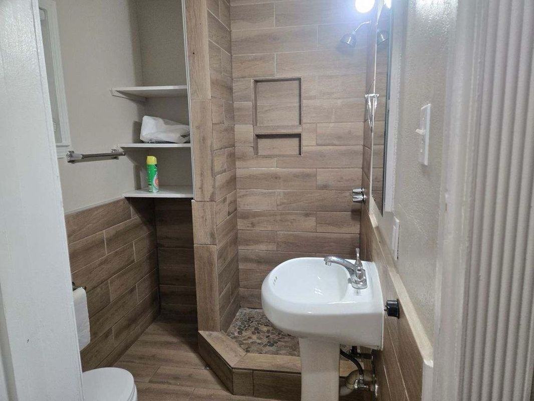 105 D St ##1/2 - Photo 2 of 11